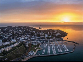 Lovely Apartment Sleeps 6 singles in Torquay